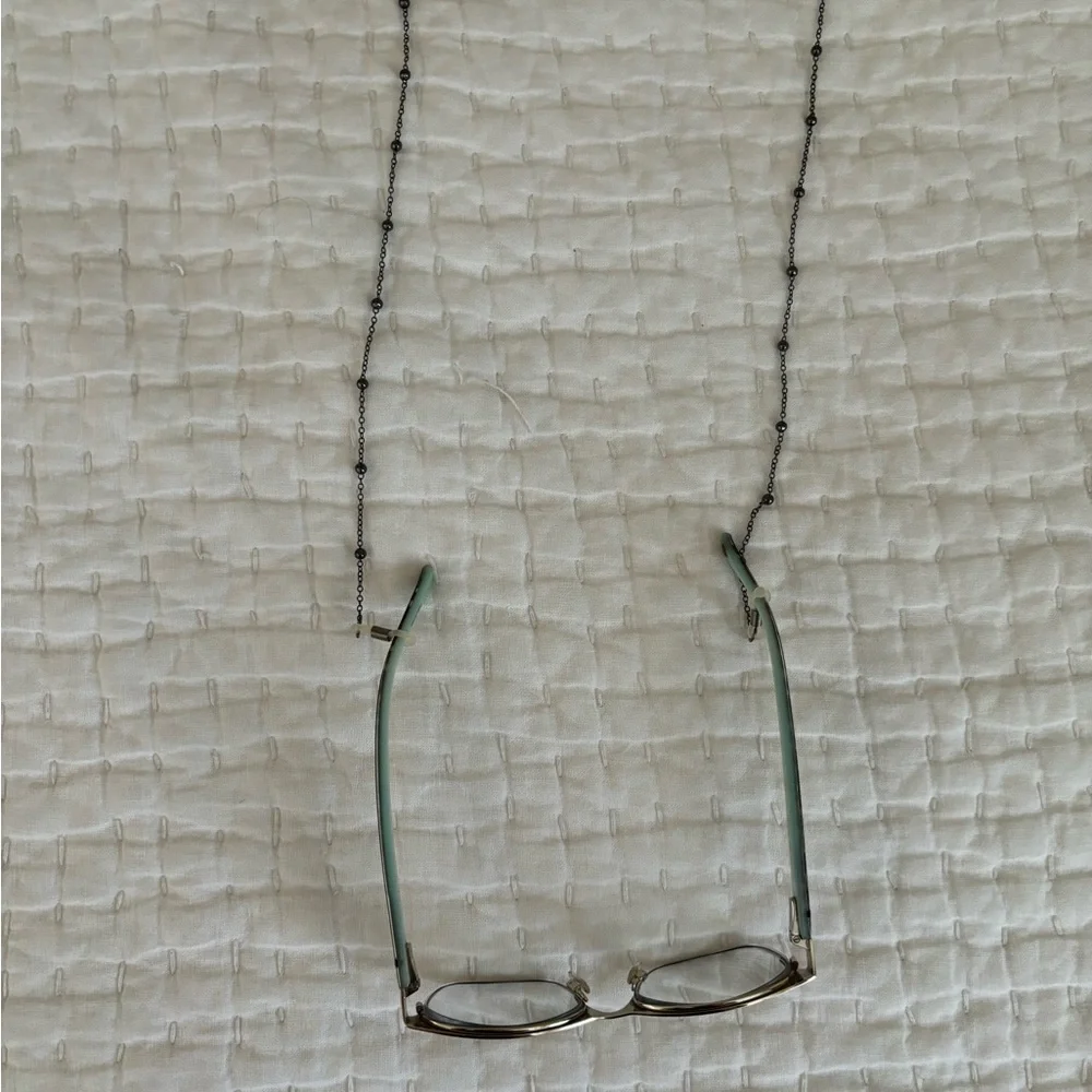 TWO FOSTER GRANT EYEWEAR CHAINS. BLACK PEARL-LIKE BEADS AND CHAIN. DELICATE LOOK - Picture 5 of 5